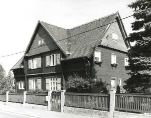 Dresden-Naußlitz, Alfred-Thiele-Straße 27/29. Doppelwohnhaus (um 1925) einer Holzhaussiedlung (Baugenossenschaft)
