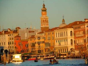 Venedig - Häuser am Kanal Grande : Häuserzeile am Kanal Grande nahe der Rialtobrücke. Aufgenommen am 23. Februar 2012 in Venedig