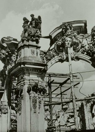 Dresden, Zwinger, teilweise eingerüstete Ruine des Glockenspielpavillons