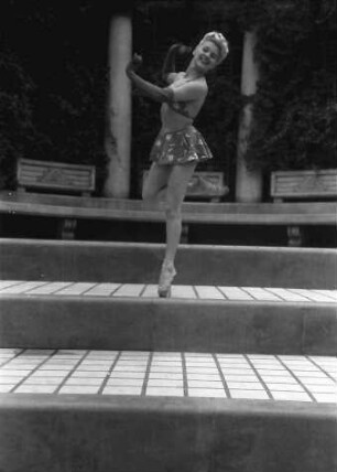 Bukarest: [Hotel] Lido: Hilda Sando, buntes Röckchen und Büstenhalter