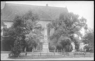 Zwenkau. Kirchplatz und Kriegerdenkmal