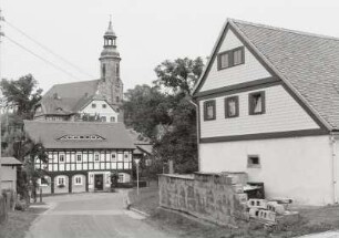 Blick über die Schulgasse zur Pfarrkirche