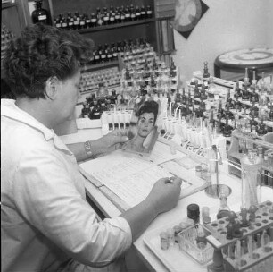 Elisabeth Gasser erstellt anhand von Fotos und persönlichen Kundeniformationen eine Duftzusammensetzung für ein individuelles Parfum