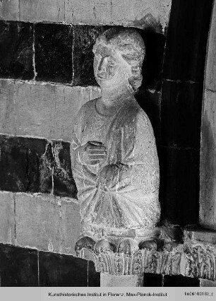 Heiligenbüsten zu Seiten der Obergadenfenster : Halbfiguren im Langhaus