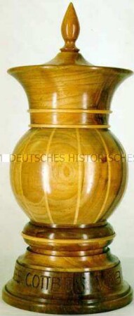 Deckelvase aus Holz