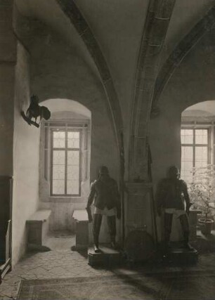 Burg Kriebstein, Rittersaal mit Sitznischenfenstern an der Südwand und Rüstungen