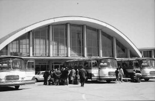Mihail Kogalniceanu [Kreis Constanta]: Empfangshalle mit Bussen