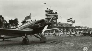 Flugplatz Dresden-Heller, Schnellverkehrsflugzeug Heinkel He-70 Falke der Lufthansa vor dem Abfertigungsgebäude