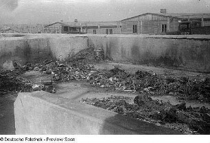 Aufnahmen aus dem ehemaligen Vernichtungslager Majdanek (offiziell: Konzentrationslager Lublin) : Hof hinter den Verbrennungsöfen