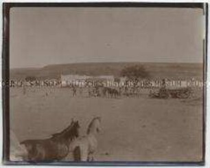 Soldaten der Schutztruppe für Deutsch-Südwestafrika mit Pferden und Wagen vor der Kaserne