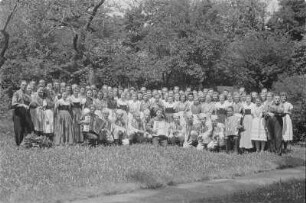 Sorbisches Jugendensemble der Sorbischen Oberschule Bautzen. : Prěnja serbska kulturna brigada Serbskeje wyšeje šule w Budyšinje. Chór, rejwanska skupina a instrumentalna skupina.