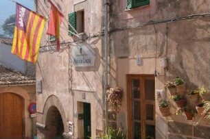 Polizeistation : Gebäude einer Polizeistation auf der Insel Mallorca, aufgenommen 2004