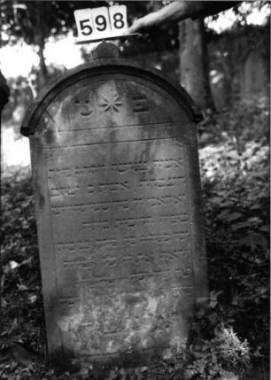 Grabstein 598 (Index: 99802860) Material: Sandstein Zustand: unten z. T. stark verwittert Maße HxBxT: 114x58x12 cm Beschreibung: Stele mit verdachtem Segmentbogen, Mittelakroterie Symbolik: Stern: Grabstein 598