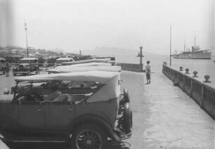 Am Hafen von Aden : Autoparkplatz am Hafen