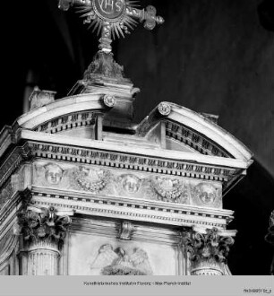 Hochaltar mit seitlichen Schranken : Altarretabel (Chorseite)
