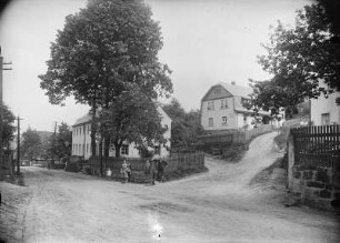 Seifersdorf : Seifersdorf. Ortsteilansicht. Dorfstraße, Kreuzung Alte Meißner Straße, rechts die Schneiderei Schreiber, Mitte Lebensmittelgeschäft Fischer mit Dapolin Tanksäule