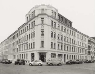 Wohnhaus mit Läden