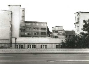 Dresden-Südvorstadt, Zwickauer Straße 35. Fabrikgebäude (um 1928). Blick von der Nossener Brücke