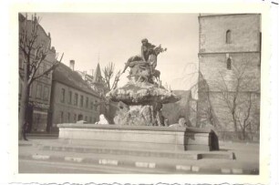Donopbrunnen. Detmold, Marktplatz. im Hintergrund das Gebäude der alten Schule. Sammlung Gudrun Frost