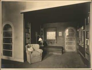 Wohnung Dr. Ostwald mit Praxisräumen. Inneneinrichtung: Arbeitszimmer Nische mit Chaiselongue, Sessel, Bücherregal