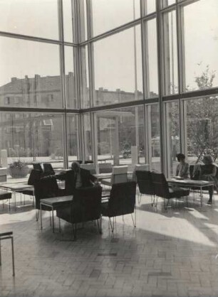 Berlin. Karl-Marx-Allee. Hotel "Berolina". Innenansicht: Eingangshalle