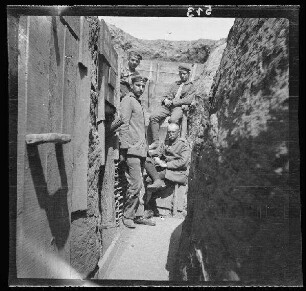 bei Arras (Dep. Pas-de-Calais, Frankreich): Maschinengewehr-Bedienungssoldaten im "Helfer-Graben"