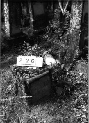 Grabstein 226 (Index: 100095859) Maße HxBxT: 155x43x43 cm Symbolik: Trauerkranz: Grabstein 226