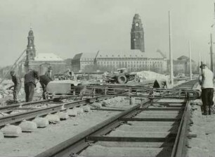 Dresden. Christianstraße, Verlegen von Straßenbahngleisen auf eigenem Bahnkörper mit Spannbetonschwelle : St. Petersburger Straße