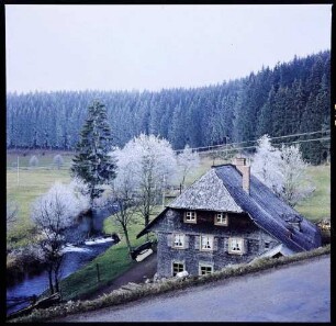 Schwärzenbach: Mühle am Schwärzenbach im Rauhreif