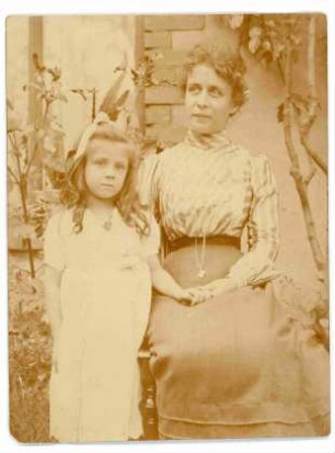 Portraitaufnahme von Mutter Anna Fischer (rechts) und Tochter Lotty Fischer (links)