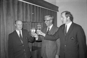 Festnahme der Bankräuber von Mönchengladbach Gerhard Kukuk und Günther Huboi im Mühlburger Bahnhof