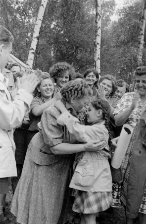 Pionierrepublik "Ernst Thälmann" in Wuhlheide : Rosa Thälmann mit Pionieren im Zeltlager