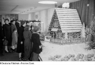 Ausstellung eines Lebkuchenhauses der HO-Kreisbetriebe sowie Besucher