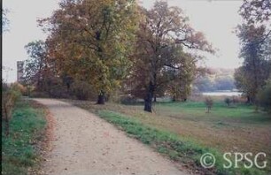 Potsdam, Park Sacrow, Blick vom Uferweg bei der Flatowturmsicht auf Heilandskirche und Römische Bank.