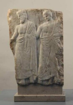 Fragment eines attischen Bildfeldstele mit stehenden Männern