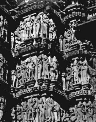Khajuraho: Plastiken an der Aussenfassade, Ausschnitt