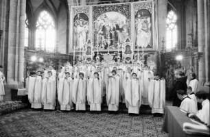Freiburg: Münster, alle Priester stehend vor dem Altar