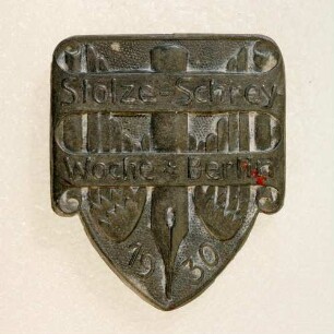 Ereignisabzeichen anlässlich der Stolze-Schrey-Woche in Berlin 1930 (mit Broschennadel) : Medaillensammlung Stenografische Sammlung. Ereignisabzeichen anlässlich der Stolze-Schrey-Woche in Berlin 1930 (Wappenschild mit geflügelter Feder und Inschrift "Stolze-Schrey-Woche Berlin 1930", mit Broschennadel). Metall; Maße 33,5 x 28,5 mm (1930). Dresden: SLUB R c 0426