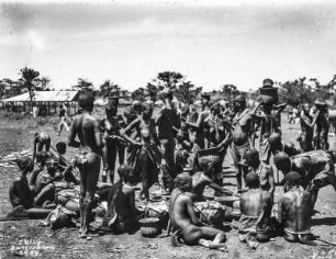 Gruppe von Indigenen in Kisumo : Eine Gruppe von Indigenen aus Ostafrika auf dem Marktplatz von Kisumo