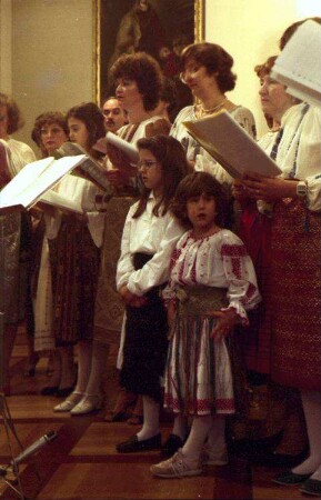 Freiburg: Rumänisches Forschungsinstitut; Kaufhaussaal; rumänischer Chor aus München