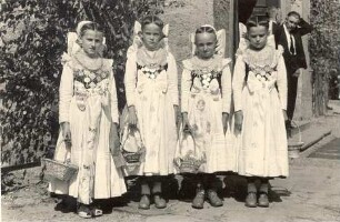 Brautjungfern aus Wittichenau : Kleidung - katholische Tracht. Ort: Kulow / Wittichenau. Kleine Brautjungfern (sorbisch: družki) an Fronleichnam