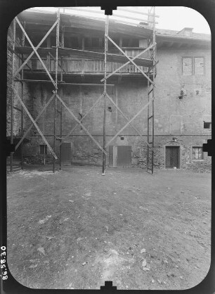 Ranis. Burg (Erwähnung 1199, 13./14. Jh.). Hofansicht