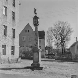 Crostwitz : Crostwitz. Bestsäule mit segnendem Christus, Kirchberg