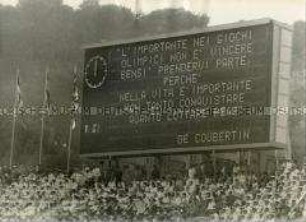 Anzeigetafel im römischen Olympiastadion mit einem Spruch Pierre de Coubertins.
