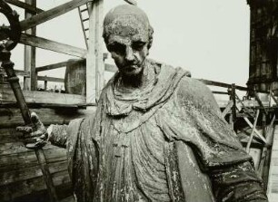 Heiliger Bernhard von Clairvaux, Hofkirche Dresden : Heiliger Bernhard von Clairvaux. Balustradenfiguren der Hofkirche Dresden. Aufnahme vor bzw. während der Restaurierung durch die Zwingerbauhütte