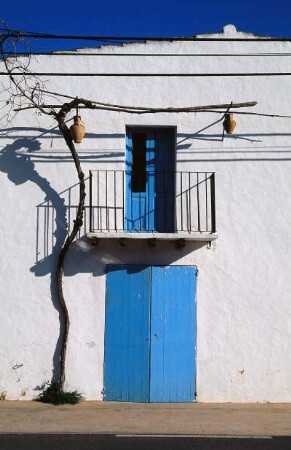 Spanien. Ibiza. Sant Joan. Blaues Tor. Balkon. Restaurante Cana Pepeta