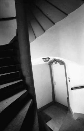 Heitersheim: Treppe im Ritterhaus; mit gotischer Tür