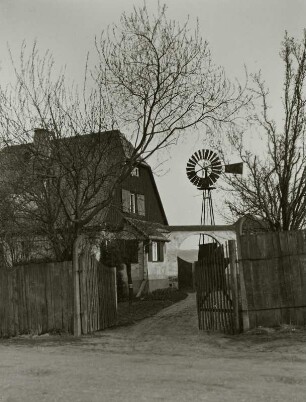 Bauernhof an der Straße nach Oberkaina mit Windrad