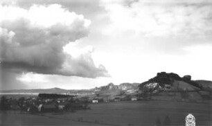 Schöna (Reinhardtsdorf-Schöna). Ortsteilansicht mit Kaiserkrone. Blick nach Nordnordwest gegen Gickelsberg und Schrammsteine
