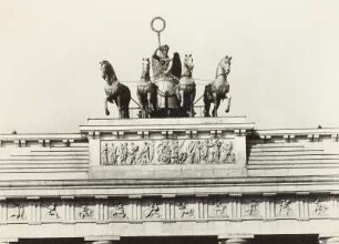 Berlin, Brandenburger Tor, Quadriga und Attikarelief